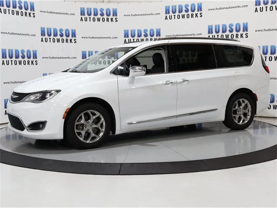 2019 Chrysler Town & Country - Image 2 of 31