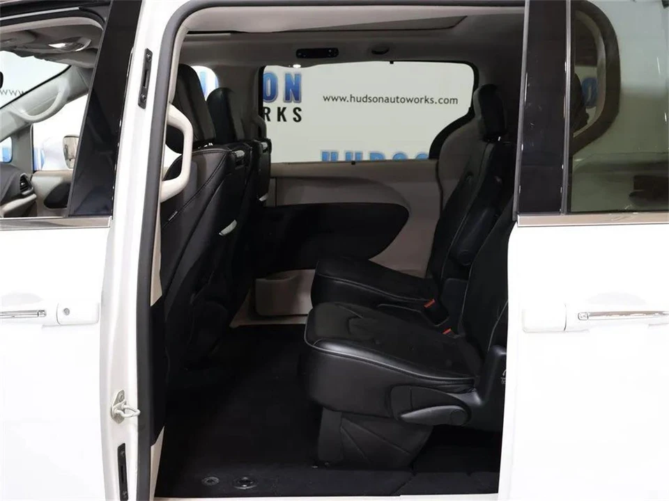 2019 Chrysler Town & Country - Image 26 of 31