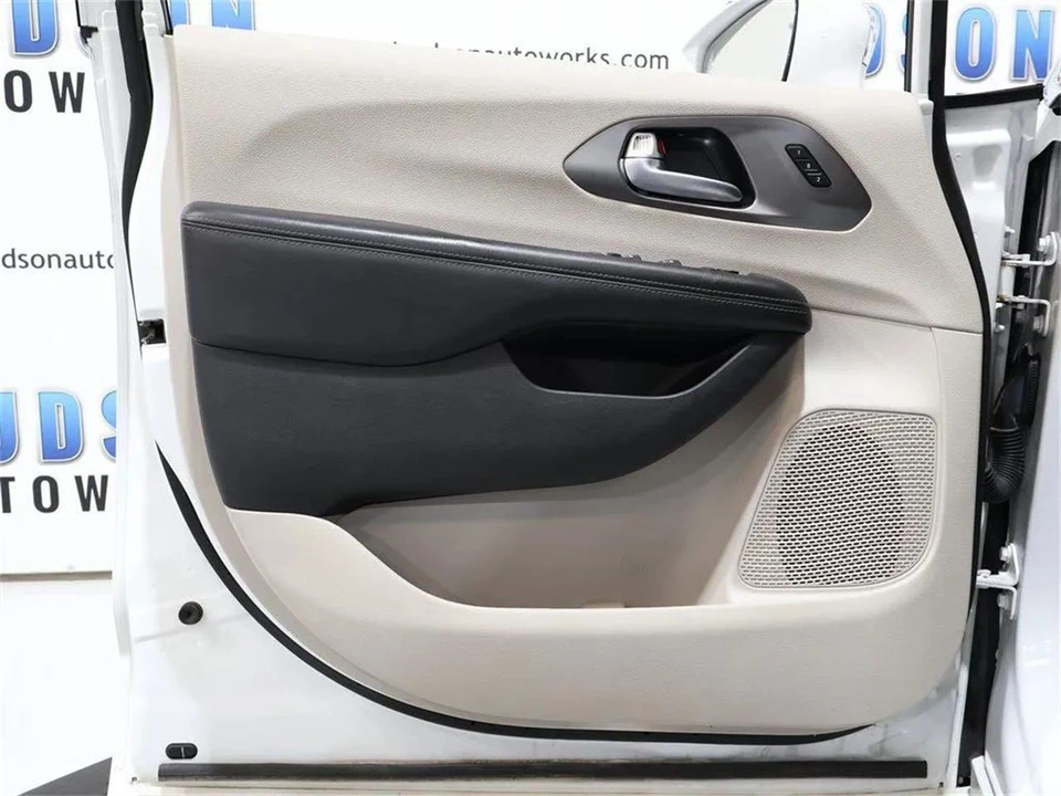 2019 Chrysler Town & Country - Image 10 of 31
