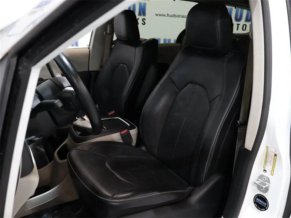 2019 Chrysler Town & Country - Image 14 of 31