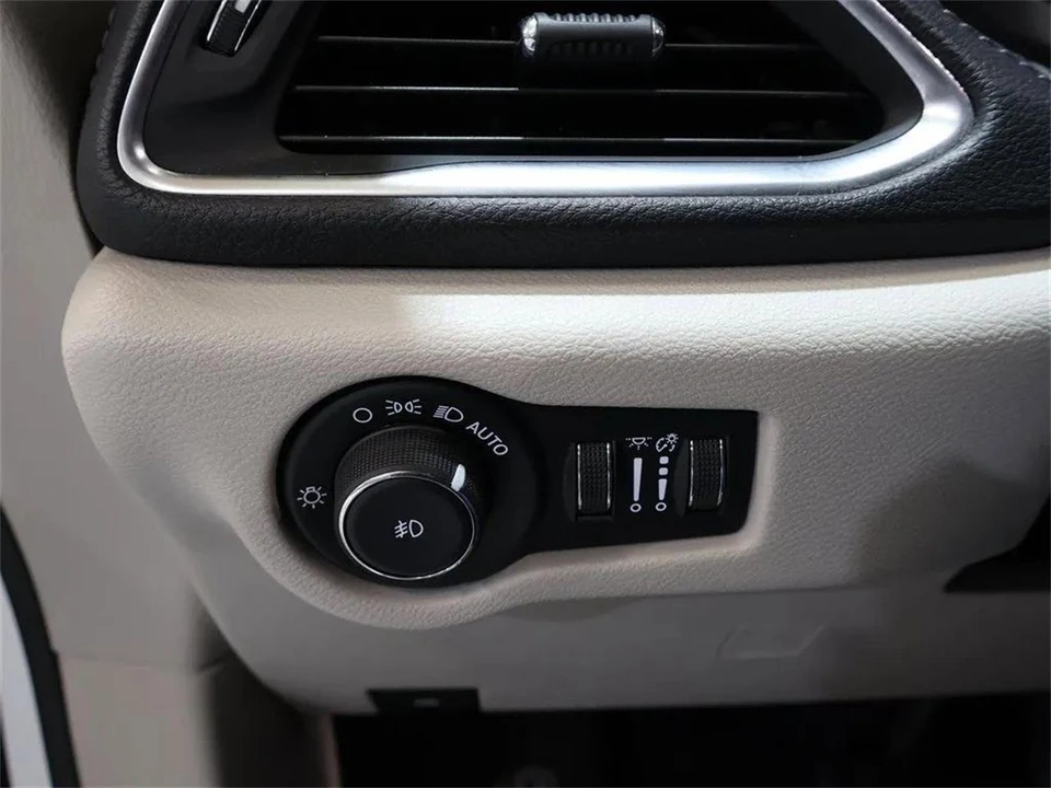 2019 Chrysler Town & Country - Image 16 of 31