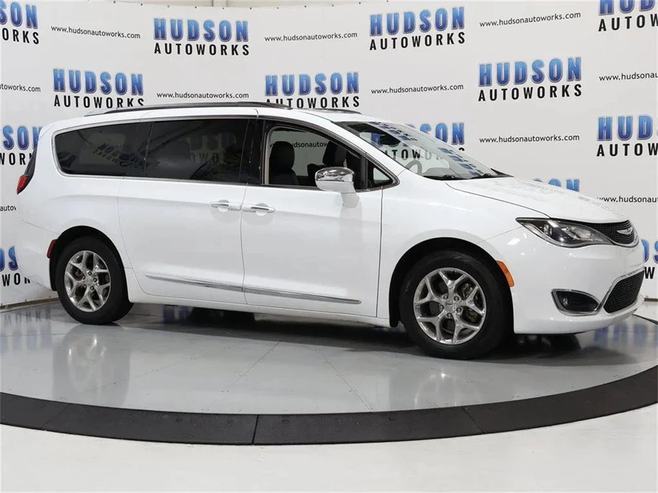 2019 Chrysler Town & Country - Image 8 of 31