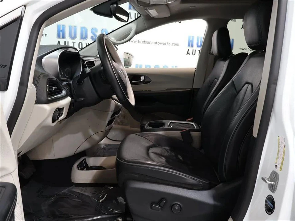 2019 Chrysler Town & Country - Image 12 of 31