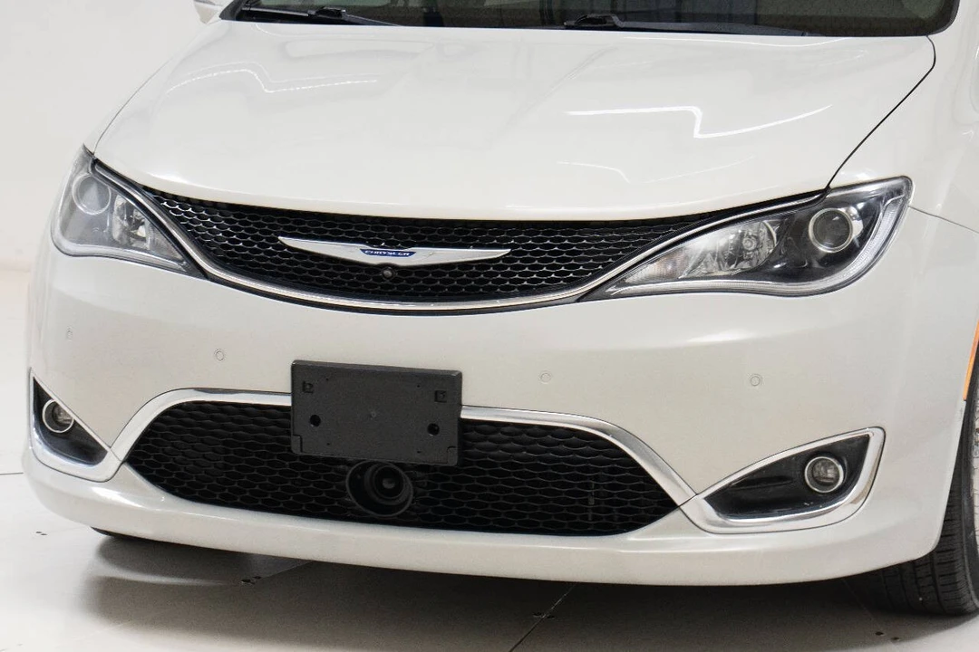 2019 Chrysler - Image 10 of 12