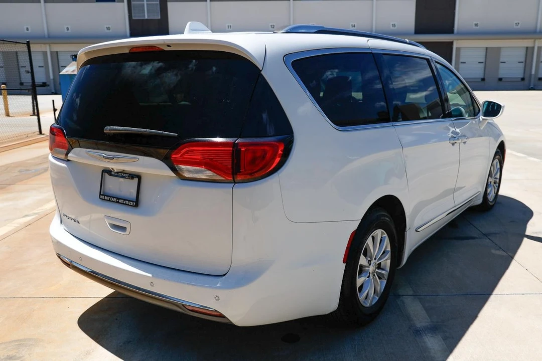 2019 Chrysler - Image 11 of 21