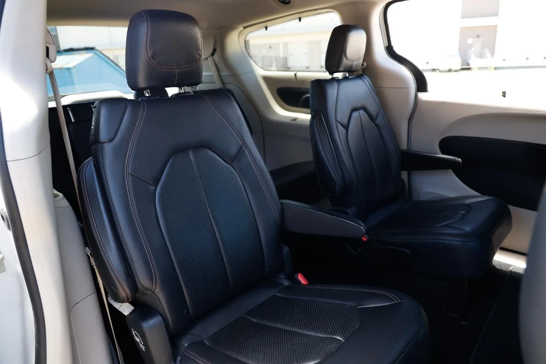 2019 Chrysler - Image 12 of 21