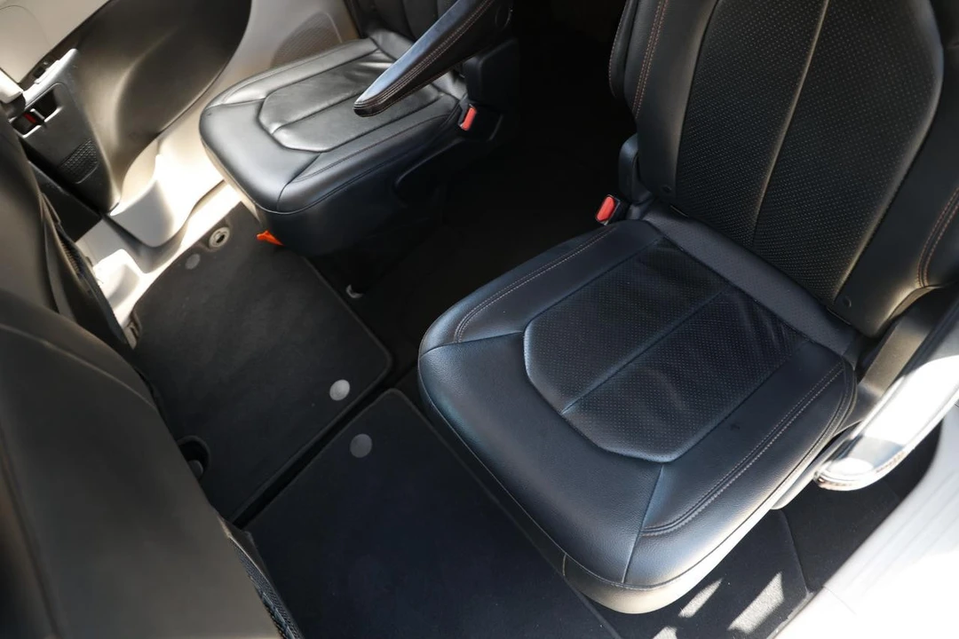 2019 Chrysler - Image 10 of 21