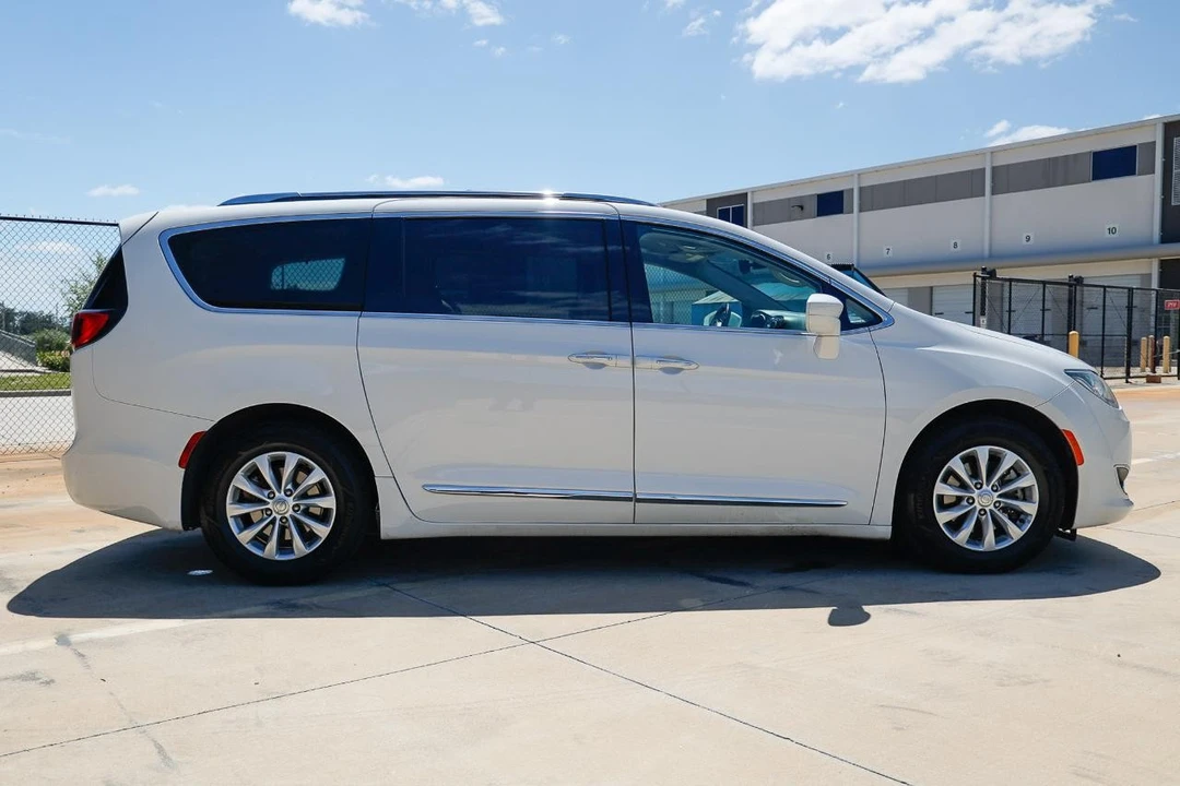 2019 Chrysler - Image 13 of 21