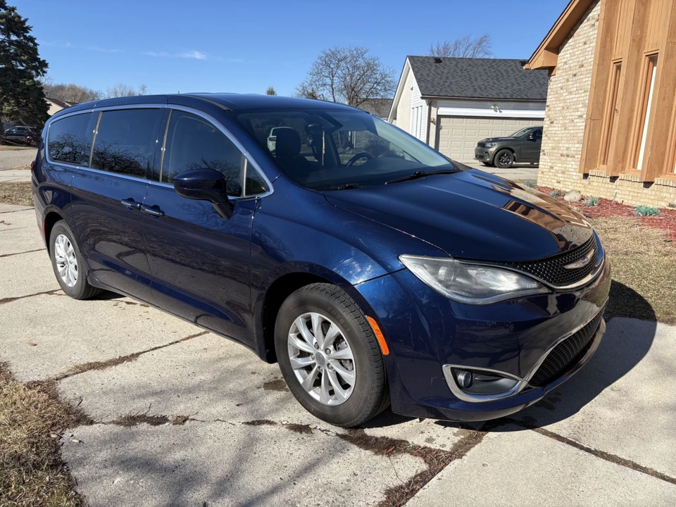 2019 Chrysler - Image 4 of 10