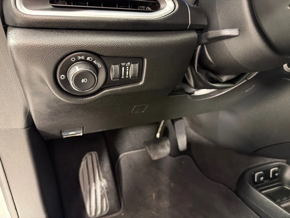 2019 Chrysler - Image 12 of 21