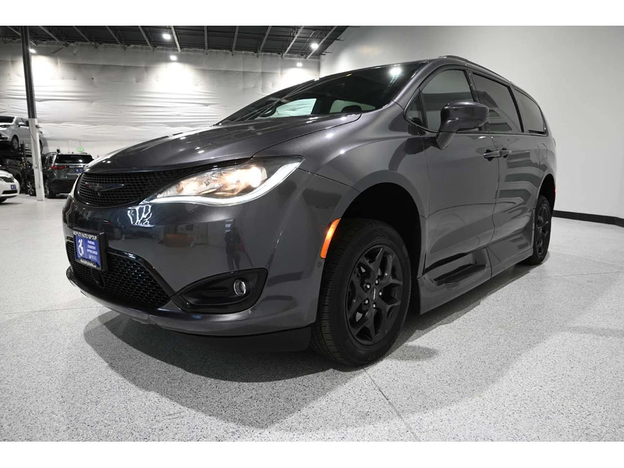 2019 Chrysler - Image 10 of 12
