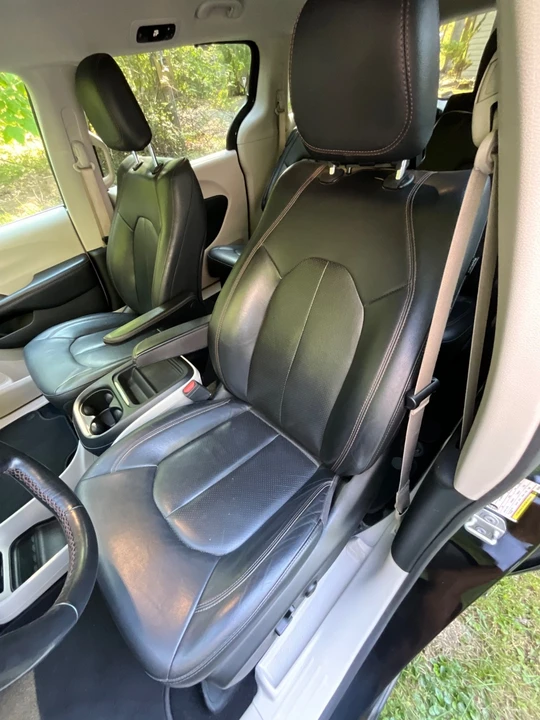 2019 Chrysler - Image 8 of 15