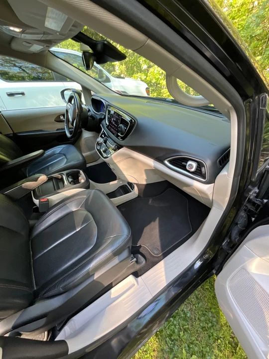 2019 Chrysler - Image 10 of 15