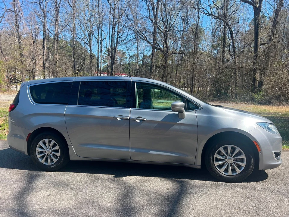 2019 Chrysler - Image 4 of 12