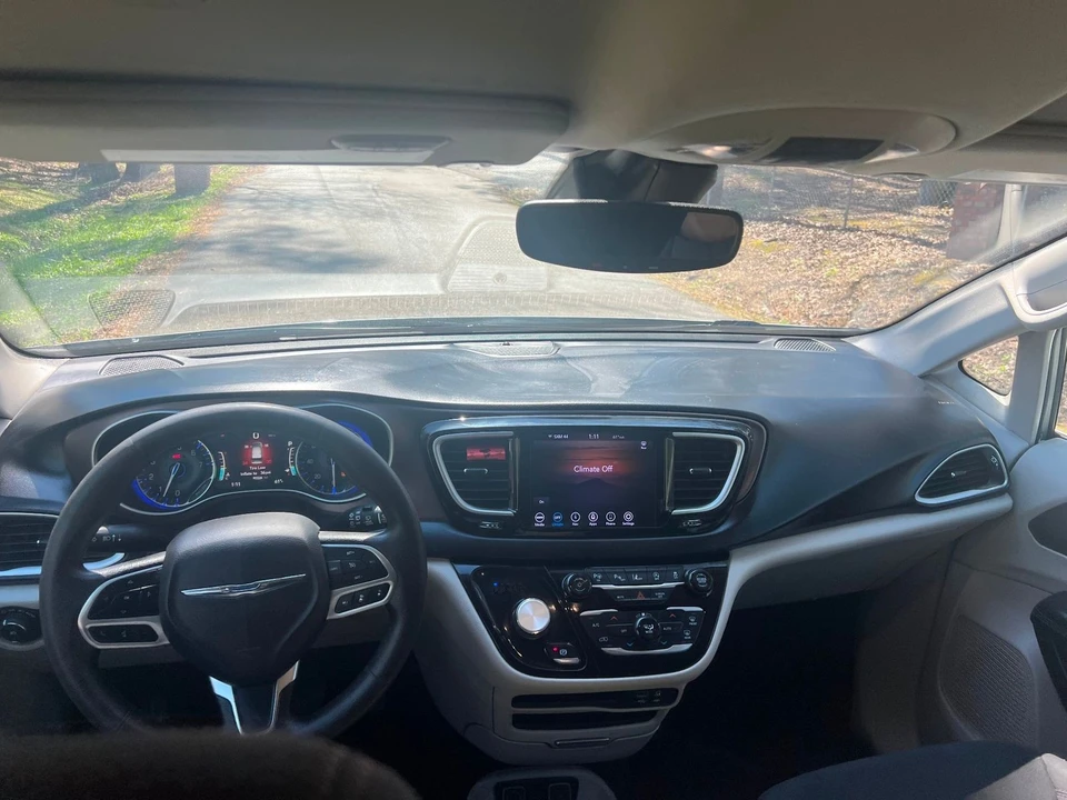 2019 Chrysler - Image 10 of 12