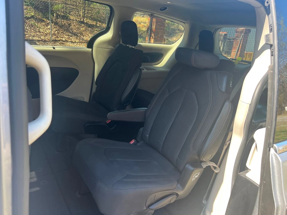 2019 Chrysler - Image 8 of 12