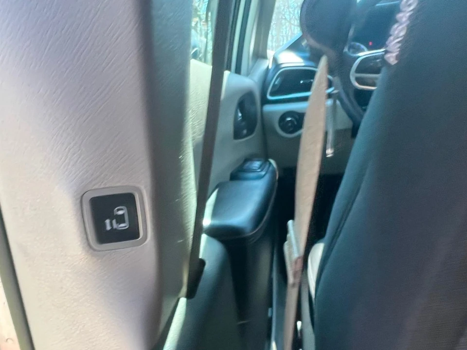 2019 Chrysler - Image 9 of 12