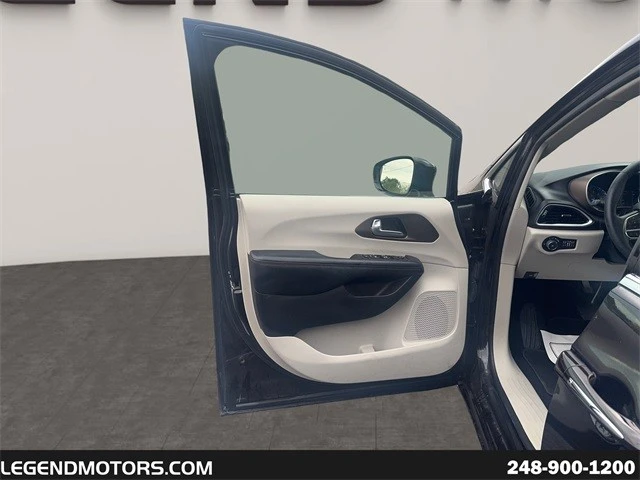 2019 Chrysler - Image 11 of 12