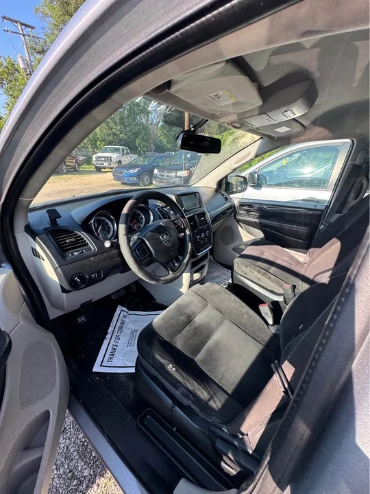 2019 Dodge Caravan - Image 7 of 8
