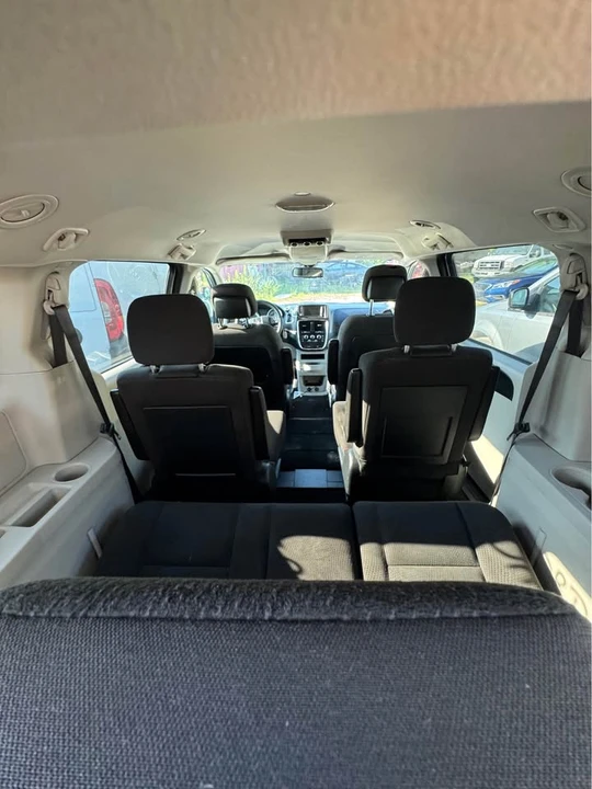 2019 Dodge Caravan - Image 6 of 8