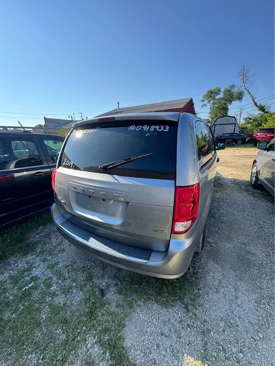 2019 Dodge Caravan - Image 2 of 8