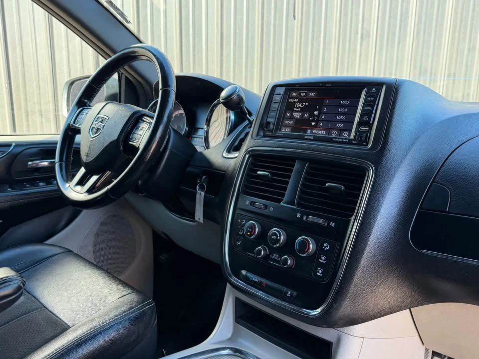 2019 Dodge Caravan - Image 2 of 11