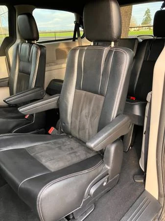2019 Dodge Caravan - Image 6 of 9