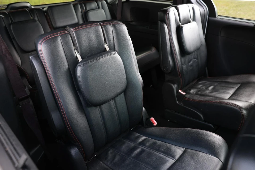 2019 Dodge Caravan - Image 14 of 21