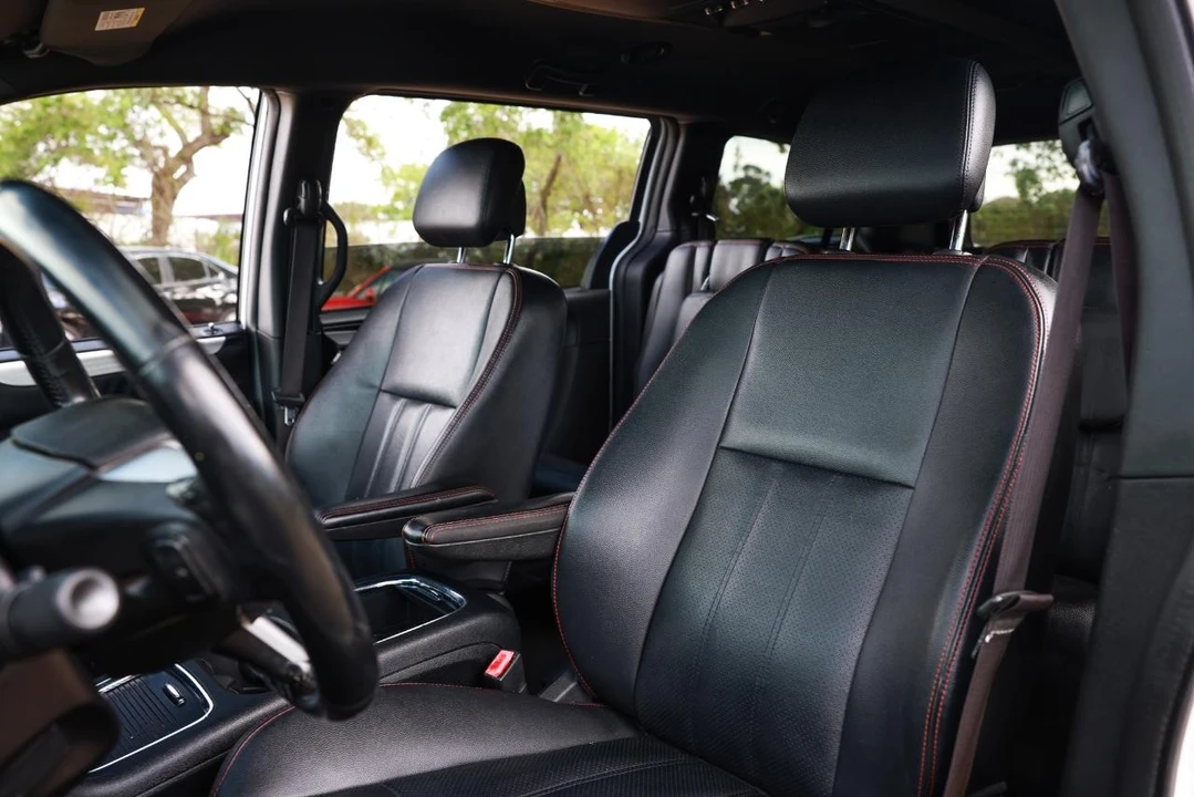 2019 Dodge Caravan - Image 6 of 21