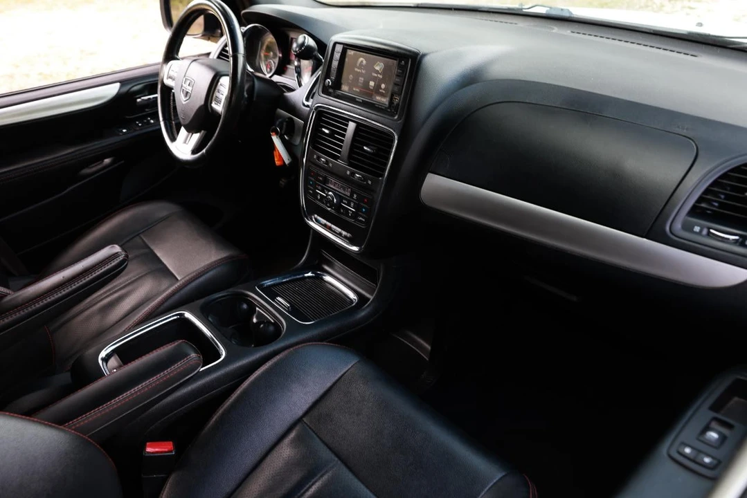 2019 Dodge Caravan - Image 18 of 21