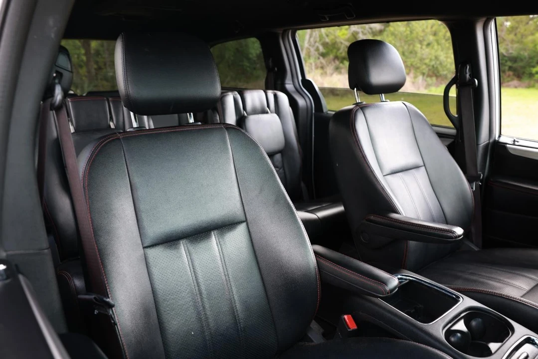 2019 Dodge Caravan - Image 16 of 21