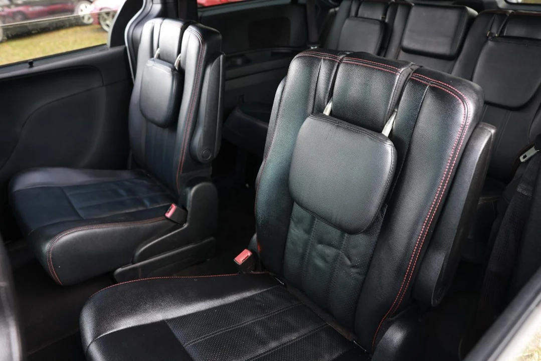 2019 Dodge Caravan - Image 8 of 21