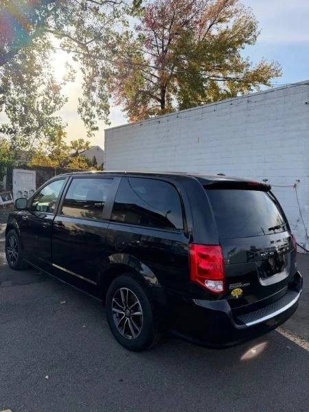 2019 Dodge Caravan - Image 4 of 8