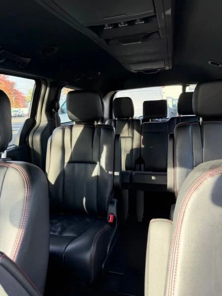 2019 Dodge Caravan - Image 6 of 8