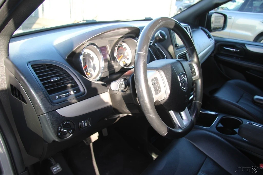 2019 Dodge Caravan - Image 14 of 21