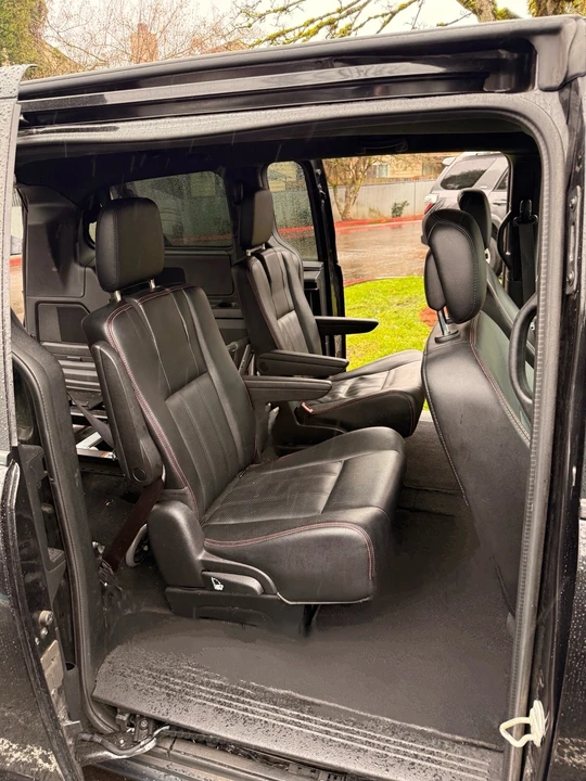 2019 Dodge Caravan - Image 7 of 11