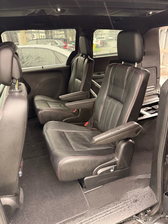 2019 Dodge Caravan - Image 6 of 11