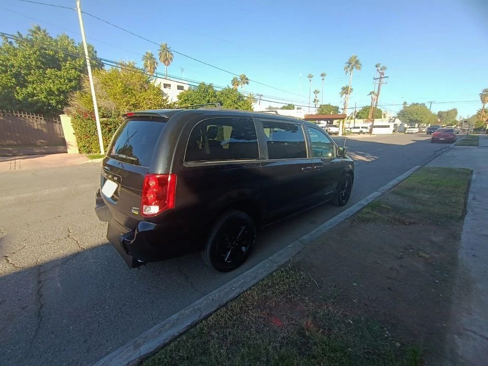 2019 Dodge Caravan - Image 7 of 21