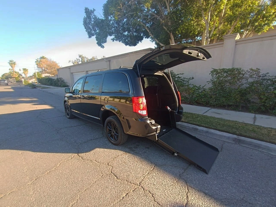 2019 Dodge Caravan - Image 2 of 21