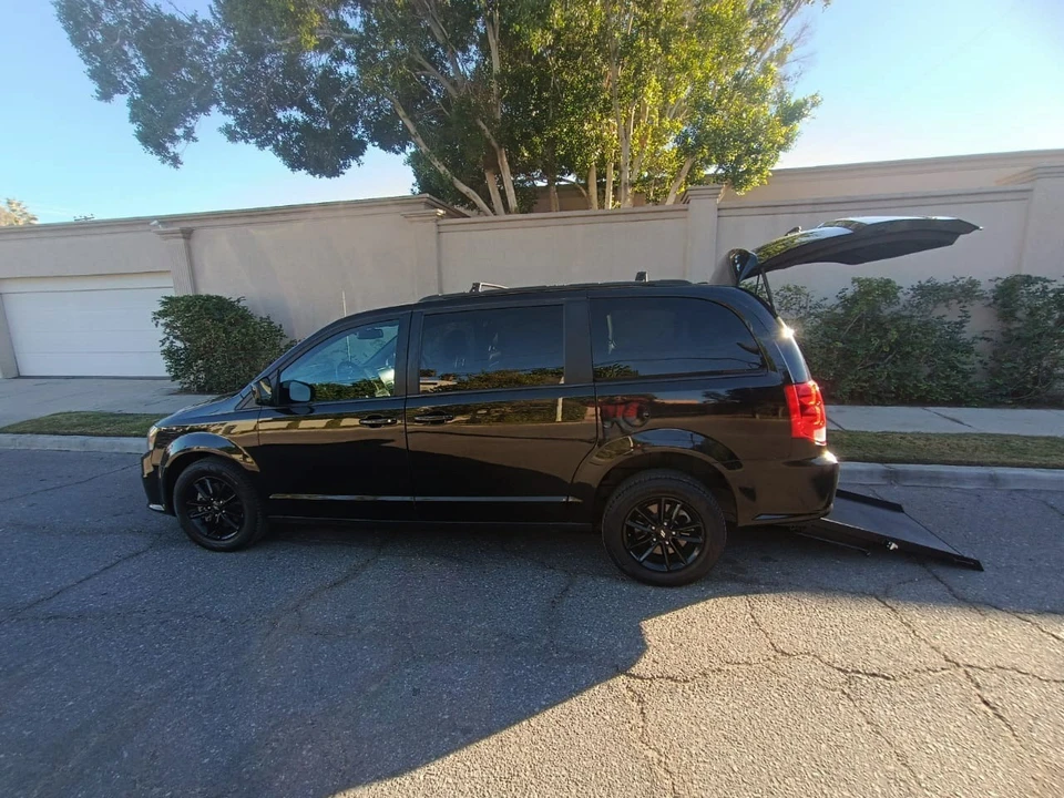 2019 Dodge Caravan - Image 4 of 21