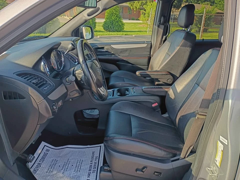 2019 Dodge Caravan - Image 6 of 10