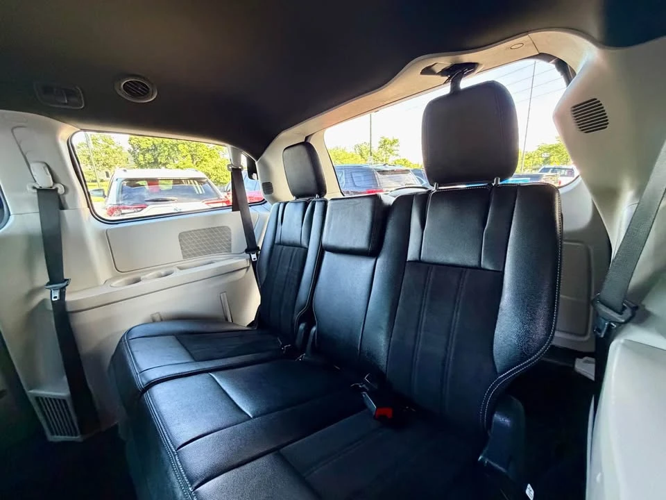 2019 Dodge Caravan - Image 11 of 20