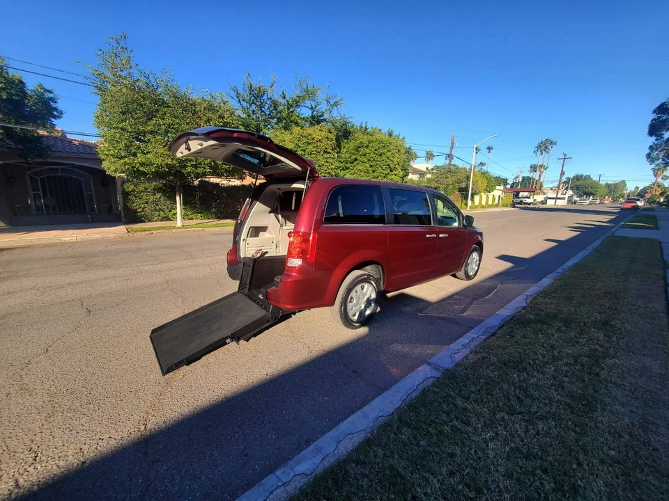 2019 Dodge Caravan - Image 14 of 21