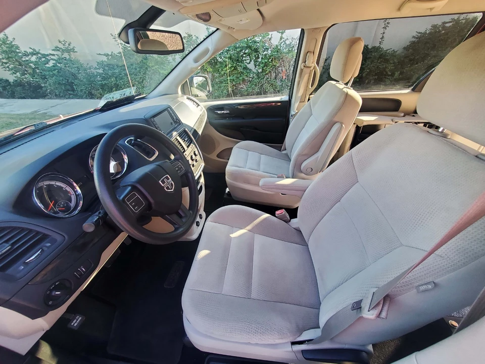 2019 Dodge Caravan - Image 16 of 21