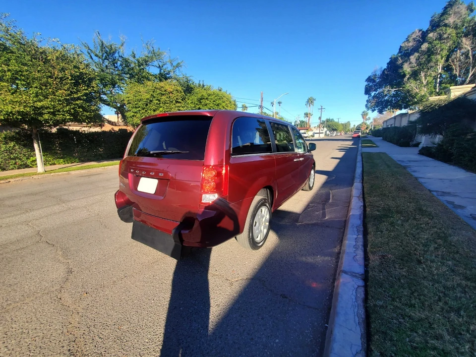 2019 Dodge Caravan - Image 8 of 21