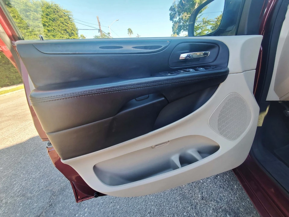 2019 Dodge Caravan - Image 15 of 21