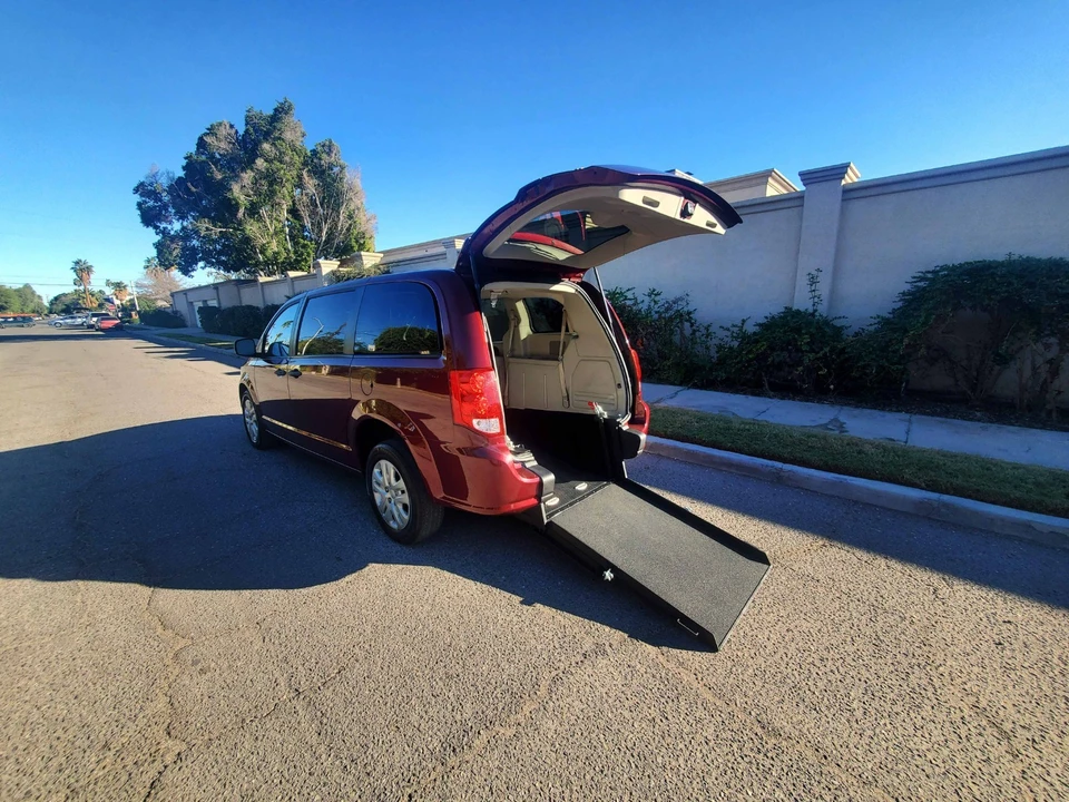 2019 Dodge Caravan - Image 13 of 21