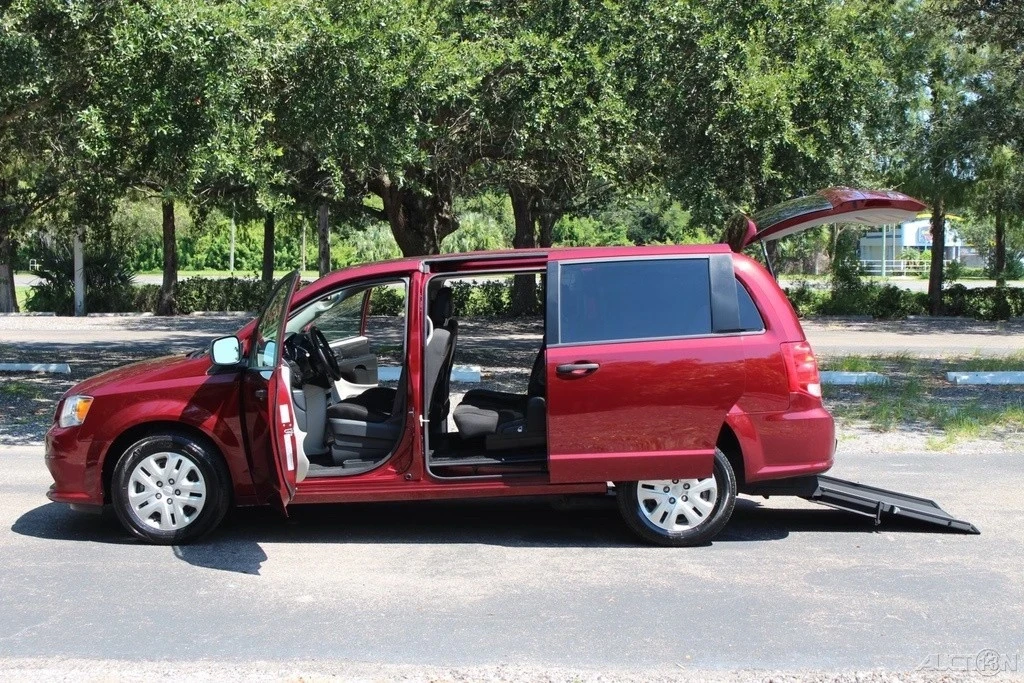 2019 Dodge Caravan - Image 4 of 21