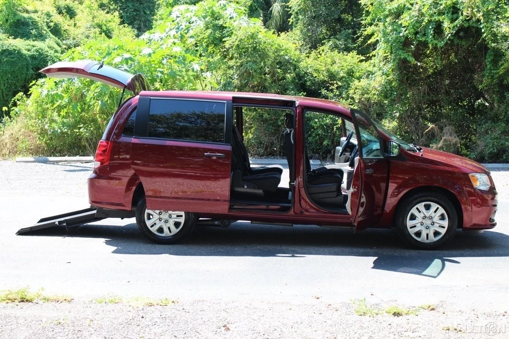 2019 Dodge Caravan - Image 5 of 21
