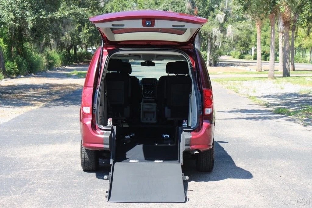 2019 Dodge Caravan - Image 2 of 21